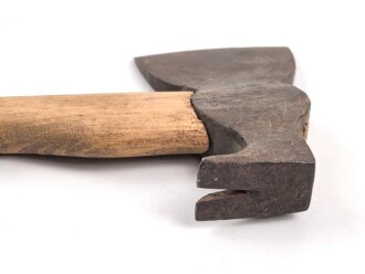 Klauenbeil Wehrmacht, Hersteller aus Solingen, feldgrauer Originallack, der Stiel meiner Ansicht nach neuzeitlich ergänzt