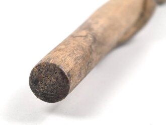 1.Weltkrieg Frankreichfeldzug,  handgeschnitzter Erinnerungsstock eine umlaufende Schlage auf einen franzosischen Soldatenkopf mit Adrianhelm zukriechend. Gesamtlänge 89cm