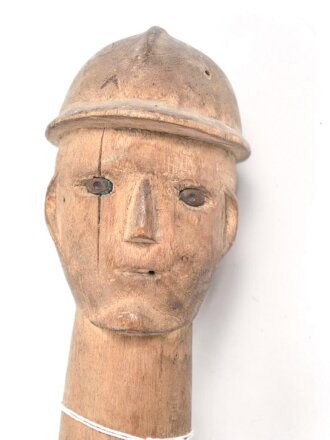 1.Weltkrieg Frankreichfeldzug,  handgeschnitzter Erinnerungsstock eine umlaufende Schlage auf einen franzosischen Soldatenkopf mit Adrianhelm zukriechend. Gesamtlänge 89cm