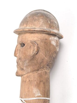1.Weltkrieg Frankreichfeldzug,  handgeschnitzter Erinnerungsstock eine umlaufende Schlage auf einen franzosischen Soldatenkopf mit Adrianhelm zukriechend. Gesamtlänge 89cm