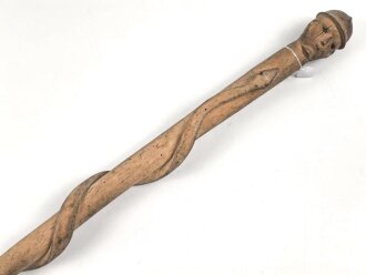 1.Weltkrieg Frankreichfeldzug,  handgeschnitzter Erinnerungsstock eine umlaufende Schlage auf einen franzosischen Soldatenkopf mit Adrianhelm zukriechend. Gesamtlänge 89cm