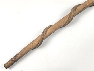1.Weltkrieg Frankreichfeldzug,  handgeschnitzter Erinnerungsstock eine umlaufende Schlage auf einen franzosischen Soldatenkopf mit Adrianhelm zukriechend. Gesamtlänge 89cm