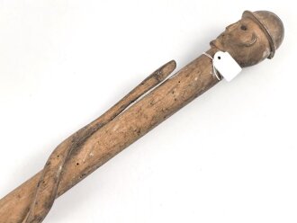 1.Weltkrieg Frankreichfeldzug,  handgeschnitzter Erinnerungsstock eine umlaufende Schlage auf einen franzosischen Soldatenkopf mit Adrianhelm zukriechend. Gesamtlänge 89cm
