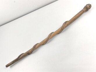 1.Weltkrieg Frankreichfeldzug,  handgeschnitzter Erinnerungsstock eine umlaufende Schlage auf einen franzosischen Soldatenkopf mit Adrianhelm zukriechend. Gesamtlänge 89cm