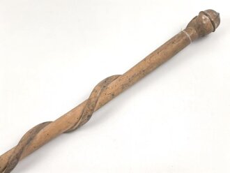 1.Weltkrieg Frankreichfeldzug,  handgeschnitzter Erinnerungsstock eine umlaufende Schlage auf einen franzosischen Soldatenkopf mit Adrianhelm zukriechend. Gesamtlänge 89cm