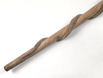 1.Weltkrieg Frankreichfeldzug,  handgeschnitzter Erinnerungsstock eine umlaufende Schlage auf einen franzosischen Soldatenkopf mit Adrianhelm zukriechend. Gesamtlänge 89cm