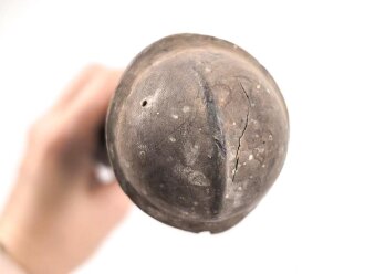 1.Weltkrieg Frankreichfeldzug,  handgeschnitzter Erinnerungsstock eine umlaufende Schlage auf einen franzosischen Soldatenkopf mit Adrianhelm zukriechend. Gesamtlänge 89cm