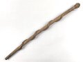 1.Weltkrieg Frankreichfeldzug,  handgeschnitzter Erinnerungsstock eine umlaufende Schlage auf einen franzosischen Soldatenkopf mit Adrianhelm zukriechend. Gesamtlänge 89cm