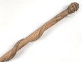 1.Weltkrieg Frankreichfeldzug,  handgeschnitzter Erinnerungsstock eine umlaufende Schlage auf einen franzosischen Soldatenkopf mit Adrianhelm zukriechend. Gesamtlänge 89cm