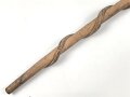 1.Weltkrieg Frankreichfeldzug,  handgeschnitzter Erinnerungsstock eine umlaufende Schlage auf einen franzosischen Soldatenkopf mit Adrianhelm zukriechend. Gesamtlänge 89cm