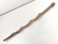 1.Weltkrieg Frankreichfeldzug,  handgeschnitzter Erinnerungsstock eine umlaufende Schlage auf einen franzosischen Soldatenkopf mit Adrianhelm zukriechend. Gesamtlänge 89cm