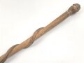 1.Weltkrieg Frankreichfeldzug,  handgeschnitzter Erinnerungsstock eine umlaufende Schlage auf einen franzosischen Soldatenkopf mit Adrianhelm zukriechend. Gesamtlänge 89cm