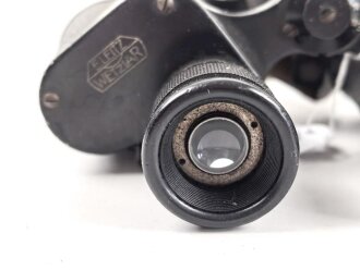 Fernglas, Doppelfernrohr 6 x 30 Wehrmacht. Hersteller E.Leitz Wetzlar. Klare Durchsicht, Strichplatte deutlich. Die Anknöpflasche von 1939.