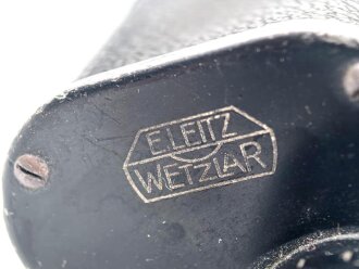Fernglas, Doppelfernrohr 6 x 30 Wehrmacht. Hersteller E.Leitz Wetzlar. Klare Durchsicht, Strichplatte deutlich. Die Anknöpflasche von 1939.