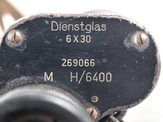 Fernglas, Doppelfernrohr 6 x 30 Wehrmacht. Hersteller E.Leitz Wetzlar. Klare Durchsicht, Strichplatte deutlich. Die Anknöpflasche von 1939.