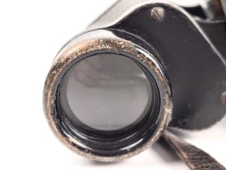 Fernglas, Doppelfernrohr 6 x 30 Wehrmacht. Hersteller E.Leitz Wetzlar. Klare Durchsicht, Strichplatte deutlich. Die Anknöpflasche von 1939.