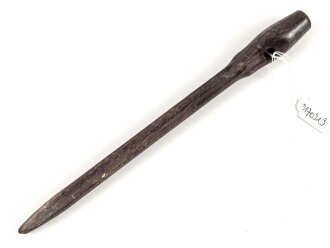 Zelthäring aus brauner Preßmasse Wehrmacht, datiert 1942