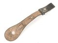 Gehänge für eine Blankwaffe. Ungereinigtes Kammerstück , schwarzes Leder, datiert 1936