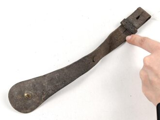 Gehänge für eine Blankwaffe. Ungereinigtes Kammerstück , braunes Leder, Metallteil defekt