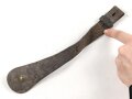 Gehänge für eine Blankwaffe. Ungereinigtes Kammerstück , braunes Leder, Metallteil defekt