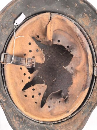 Heer, Stahlhelm Modell 1940. In allen Teilen zusammengehöriges Stück, ungereinigt. Das Hakenkreuz zu 99% erhalten.
