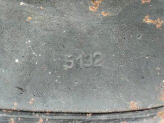 Heer, Stahlhelm Modell 1940. In allen Teilen zusammengehöriges Stück, ungereinigt. Das Hakenkreuz zu 99% erhalten.