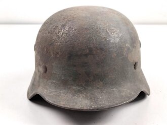 Heer, Stahlhelm Modell 1940. In allen Teilen zusammengehöriges Stück, ungereinigt. Das Hakenkreuz zu 99% erhalten.