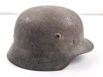 Heer, Stahlhelm Modell 1940. In allen Teilen zusammengehöriges Stück, ungereinigt. Das Hakenkreuz zu 99% erhalten.