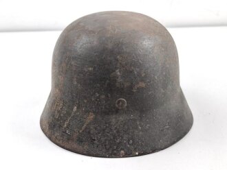 Heer, Stahlhelm Modell 1940. In allen Teilen zusammengehöriges Stück, ungereinigt. Das Hakenkreuz zu 99% erhalten.