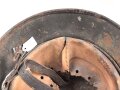 Heer, Stahlhelm Modell 1940. In allen Teilen zusammengehöriges Stück, ungereinigt. Das Hakenkreuz zu 99% erhalten.