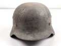 Heer, Stahlhelm Modell 1940. In allen Teilen zusammengehöriges Stück, ungereinigt. Das Hakenkreuz zu 99% erhalten.