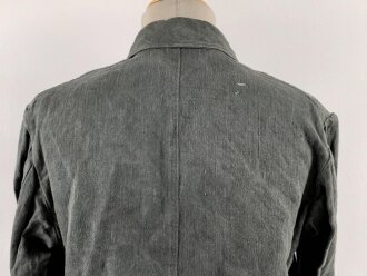 Drillichjacke Wehrmacht, Variante ohne Taschen, wohl Luftwaffe. Getragenes Kammerstück in gutem Gesamtzustand