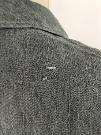 Drillichjacke Wehrmacht, Variante ohne Taschen, wohl Luftwaffe. Getragenes Kammerstück in gutem Gesamtzustand