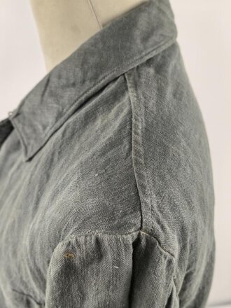 Drillichjacke Wehrmacht, Variante ohne Taschen, wohl Luftwaffe. Getragenes Kammerstück in gutem Gesamtzustand