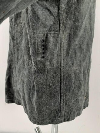 Drillichjacke Wehrmacht, Variante ohne Taschen, wohl Luftwaffe. Getragenes Kammerstück in gutem Gesamtzustand
