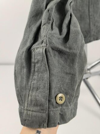 Drillichjacke Wehrmacht, Variante ohne Taschen, wohl Luftwaffe. Getragenes Kammerstück in gutem Gesamtzustand
