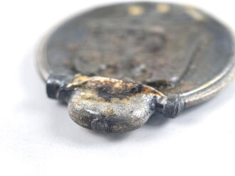 Medaille Winterschlacht im Osten, Bandring und Öse fehlen, Klebespuren