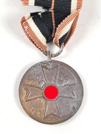Kriegsverdienstmedaille 1939 an langem, orangen Band,...