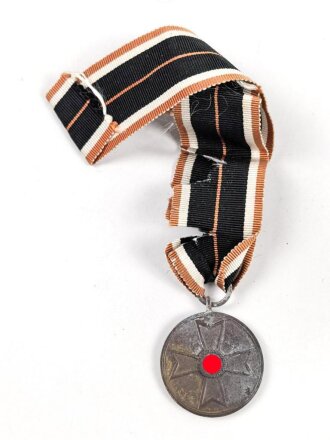 Kriegsverdienstmedaille 1939 an langem, orangen Band,...