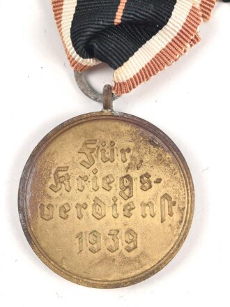 Kriegsverdienstmedaille 1939 an langem, orangen Band, dieses defekt.