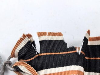 Kriegsverdienstmedaille 1939 an langem, orangen Band, dieses defekt.