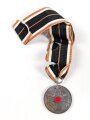 Kriegsverdienstmedaille 1939 an langem, orangen Band, dieses defekt.
