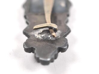 Nahkampfspange bronze, Zink bronziert, Hersteller Juncker Berlin. Getragenes Stück mit alter Reparatur