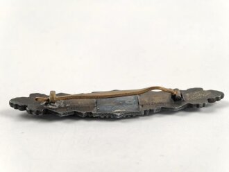 Nahkampfspange bronze, Zink bronziert, Hersteller Juncker Berlin. Getragenes Stück mit alter Reparatur