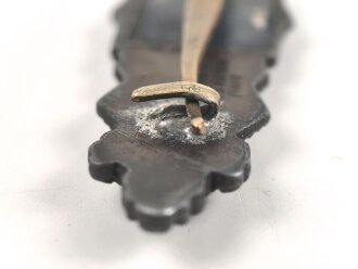 Nahkampfspange bronze, Zink bronziert, Hersteller Juncker Berlin. Getragenes Stück mit alter Reparatur