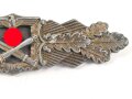 Nahkampfspange bronze, Zink bronziert, Hersteller Juncker Berlin. Getragenes Stück mit alter Reparatur