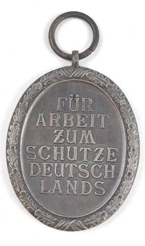 Schutzwall Ehrenzeichen, im Bandring markiert L/15 für Friedrich Orth , Wien. In der zugehörigen Tüte, mit Band
