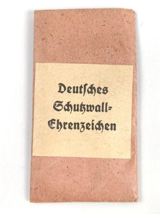 Schutzwall Ehrenzeichen, im Bandring markiert L/15 für Friedrich Orth , Wien. In der zugehörigen Tüte, mit Band