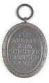 Schutzwall Ehrenzeichen, im Bandring markiert L/15 für Friedrich Orth , Wien. In der zugehörigen Tüte, mit Band