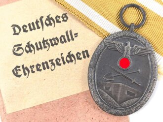 Schutzwall Ehrenzeichen, im Bandring markiert L/15 für Friedrich Orth , Wien. In der zugehörigen Tüte, mit Band